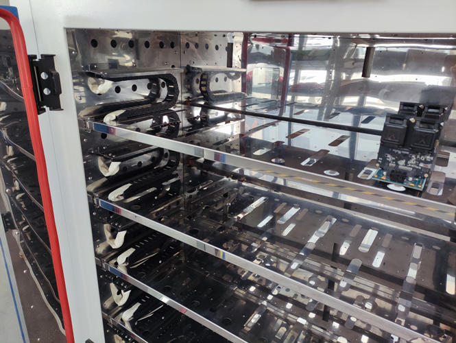 編輯 | 環儀儀器  一、產品簡介： 常溫BIT測試老化柜是用于固態硬盤（SSD）常溫讀寫測試（BurnInTest，BIT）的試驗設備，老化柜可以提供固態硬盤運行所需要的穩定溫度，為BIT測試提供保障。   二、滿足標準： YD/T 3824-2021 面向互聯網應用的固態硬盤測試規范 JEDEC 218   三、技術參數：    四、產品特點： 1、根據不同的要求提供測試電腦配置。  2、機柜(圖3)